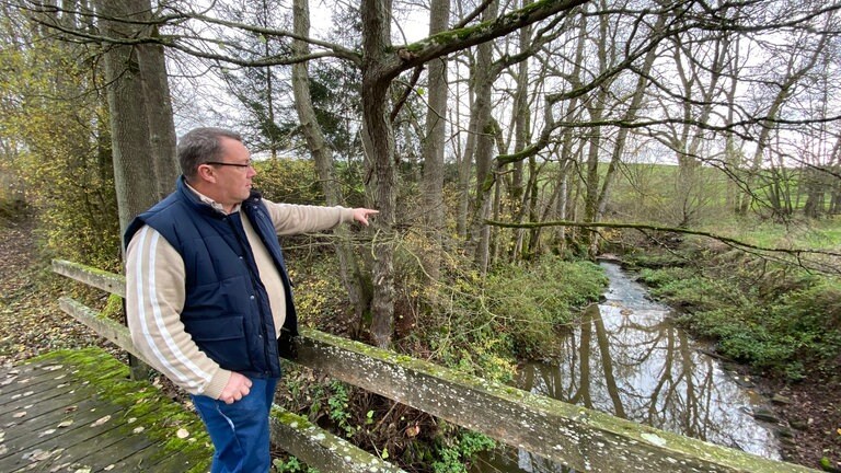 Fischereipächter Dirk Biehl macht die Kläranlage Dudeldorf für die verschlammten Bäche verantwortlich.