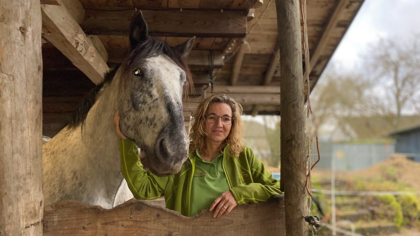 Die moderne Landfrau Natascha Schmitz mit ihrem Kaltbluthengst in Tettscheid in der Vulkaneifel.