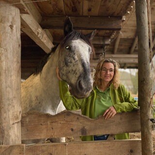 Die moderne Landfrau Natascha Schmitz mit ihrem Kaltbluthengst in Tettscheid in der Vulkaneifel.