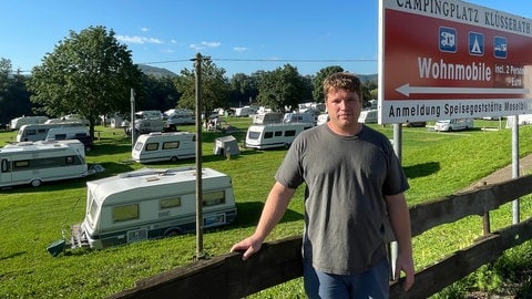 Benjamin Ensch auf seinem Campingplatz in Klüsserath an der Mosel. Weil die Straße zwischen dem Ort und Trittenheim wegen Sanierungsarbeiten seit einem Jahr komplett gesperrt ist kommen kaum Urlauber. Die Baustelle wird immer mehr zum Problem für sie.