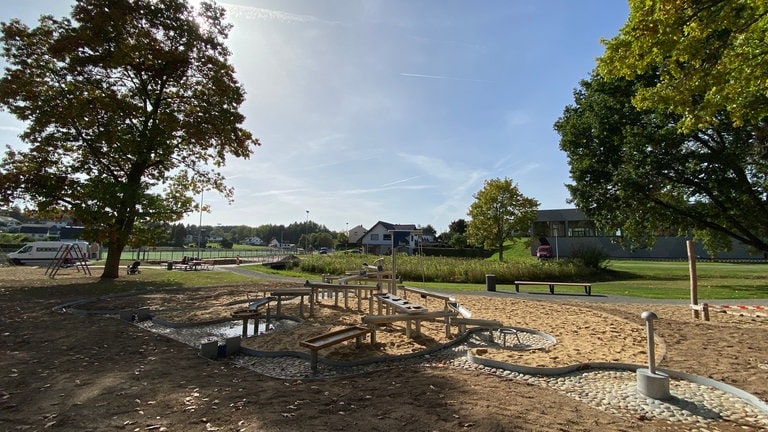 Von der Renaturierung profitiert nicht nur der Bach, sondern auch die Kinder: Sie können auf der neuen Wasserspielanlage spielen ...