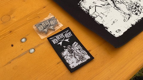 Am Merchandise-Stand gibt es neben Schallplatten auch Souvenirs vom Festival wie Anstecker und die wichtigen Patches.