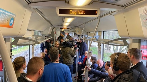 So ähnlich wie hier bei der Einweihungsfahrt der Strecke zwischen Kyllburg und Gerolstein soll es bald wieder in den Zügen aussehen, die stündlich fahren.