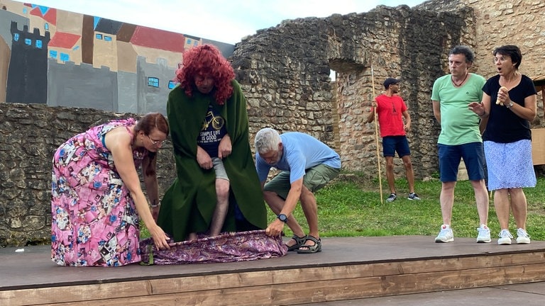 ... zu einer "schönen" Frau mit rotem Haar. Aber stimmt das auch alles so?