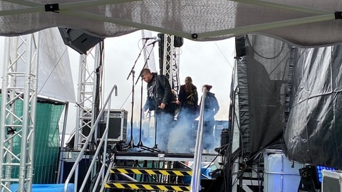 Sänger Skullcrusher beim Soundcheck. Auf den Gesang an diesem Abend bereitet er sich ähnlich vor wie Musicaldarsteller Sebastian Krolik.