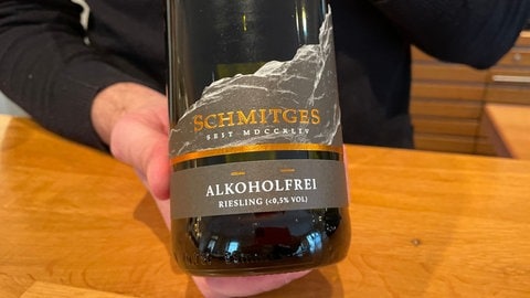 Winzer Kilian Schmitges aus Erden an der Mosel zeigt den alkoholfreien Riesling