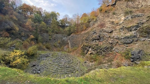 Die Erlebniswanderung am 1. Mai führt auch zum Vulkan Arensberg in Walsdorf.