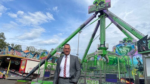 Der Wittlicher Bürgermeister Joachim Rodenkirch vor einem Fahrgeschäft auf der Wittlicher Säubrennerkirmes