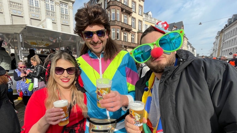 Trierer feiern den Weiberdonnerstag am Hauptmarkt.