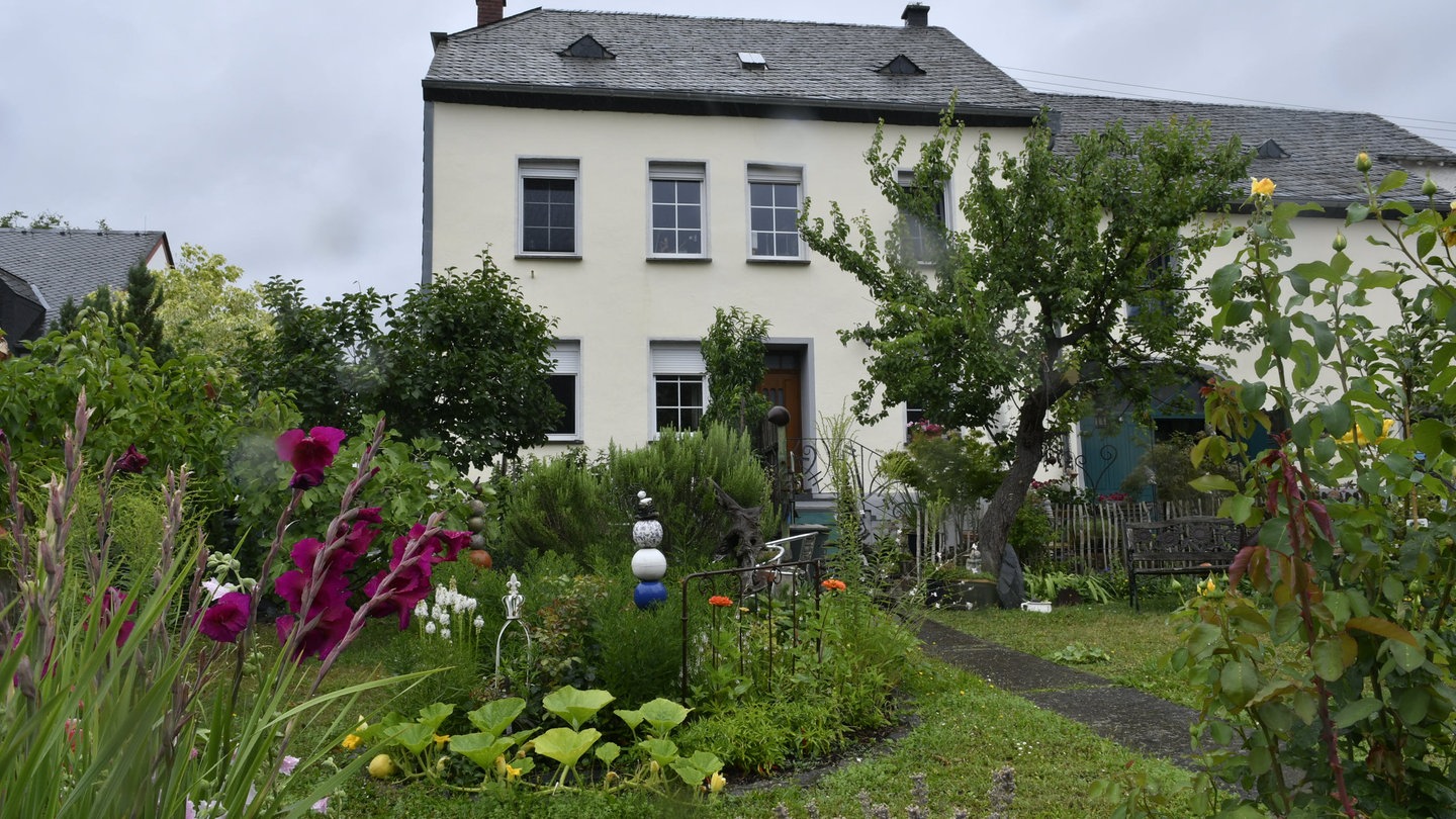 Die Gärtner erzählen, dass am Gartenzaun immer wieder neugierige Touristen und Spaziergänger stehen bleiben und Fragen stellen über die etlichen Pflanzen.