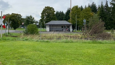 In Höchstberg in der Eifel gibt es eine Bushaltestelle, aber keinen Zug.