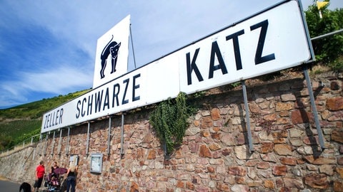 Die Weinlage "Zeller Schwarze Katz" soll wegen des neuen deutschen Weingesetzes umbenannt werden. Die Stadt Zell will sich mit einer Klage gegen die Namensänderung wehren.