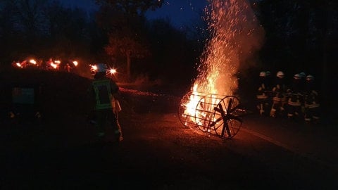 Beim Radscheewen in Neroth in der Eifel wird ein Rad entzündet und einen Hügel hinunter gerollt.