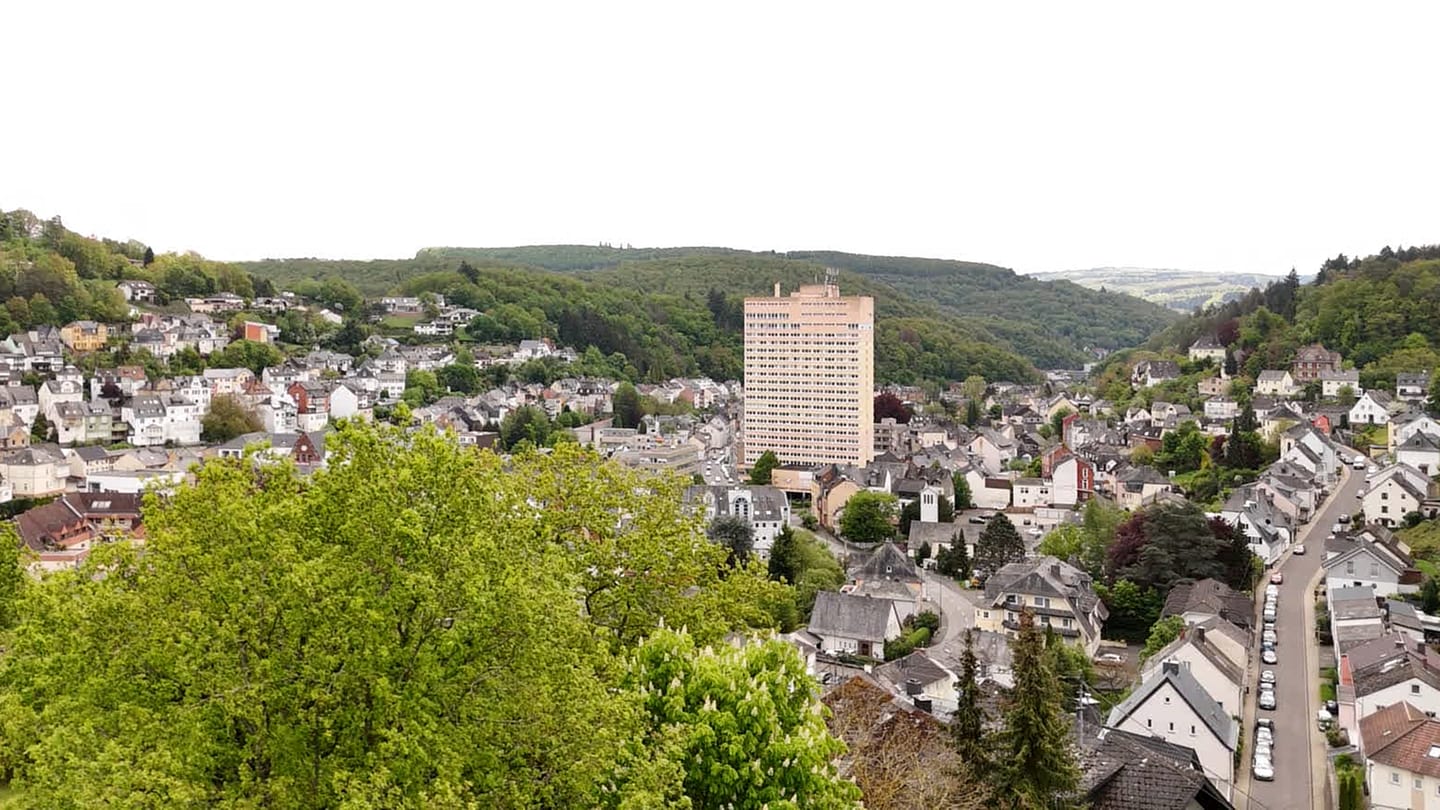 Für manche ist sie immer noch ein Wahrzeichen, für andere ein Schandfleck im Stadtbild von Idar-Oberstein: Die Diamant- und Edelsteinbörse.