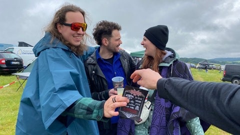 Musicaldarsteller Sebastian Krolik (Mitte) und Metalfans Kai (links) und Anja (rechts) aus Bochum haben keine Berührungsängste. Kai wird noch schnell ein Flyer gereicht - es ist eben eine lockere Atmosphäre auf dem Detzenberg.