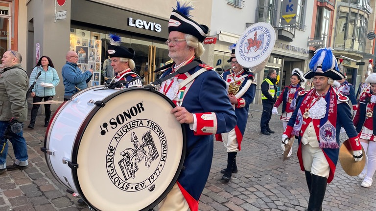 So wird der Weiberdonnerstag am Hauptmarkt in Trier gefeiert.