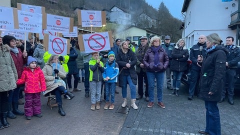 Bürger protestieren in Michelbach gegen die Pläne des Vulkaneifelkreises ein Hotel im Ort als Unterkunft für Flüchtlinge zu nutzen.