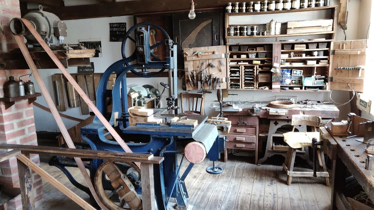 Die nachgebaute Mausefallen-Werkstatt im Mausefallenmuseum Neroth in der Eifel.