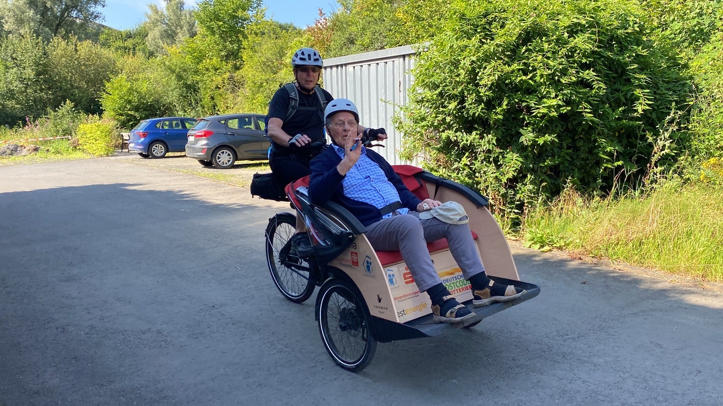 Wer im Alter nicht mehr mobil ist, kann jetzt in Gerolstein in eine Rikscha einsteigen. Für die Senioren ist es eine Freude. Und für die Fahrer manchmal ganz schön anstrengend.