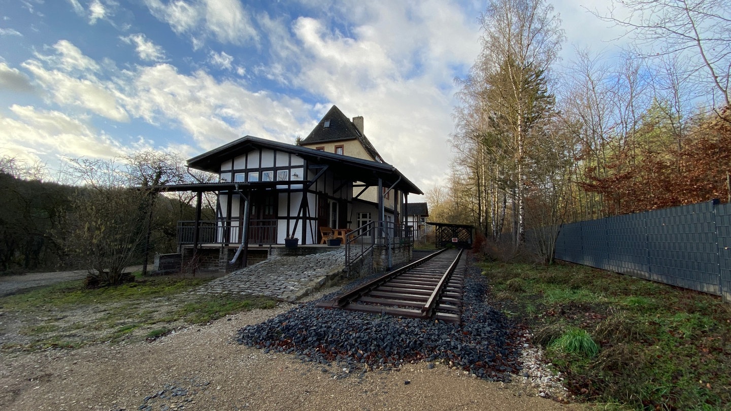 Im Museumsbahnhof Üxheim-Ahütte kann man eine Zeitreise 50 Jahre zurück machen.