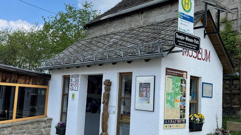 Das Museum "wArtehalle" in Welchenhausen in der Eifel von außen.