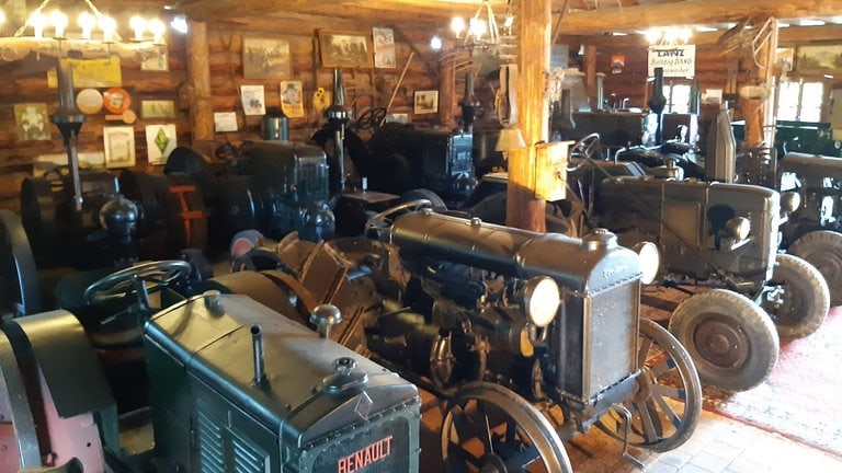 Eine Sammlung von Traktoren im Bulldogmuseum Palzem-Kreuzweiler.