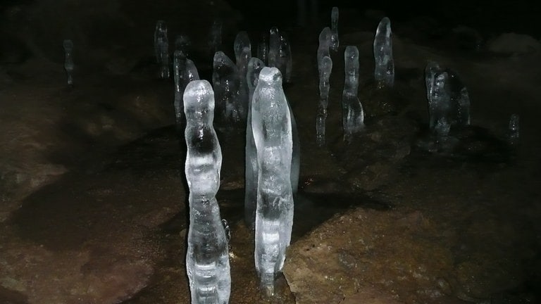 "Der Kühlschrank ist geöffnet", sagt Brunhilde Rings, Gästeführerin an den Birresborner Eishöhlen in der Vulkaneifel. Im Sommer gibt es dort zwar keine Eisstehlen wie hier - wärmer als 7 Grad wird es dennoch nicht. Früher wurden die Höhlen als Eislager benutzt, dort wurden auch Mühlsteine abgebaut. Zwischen April und Oktober ist die Höhle frei zugänglich. Jeden zweiten Freitag im Monat gibt es eine Führung.