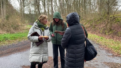 Haben wir uns verlaufen? Der Gedanke kann einem im Kelberger Wald schon einmal kommen. Aber Zeichnungen im Buch lassen sich eindeutig der Umgebung zuordnen.