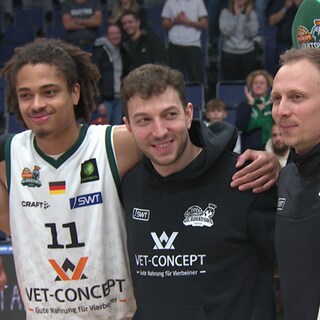 Die Spieler des Basketball-Zweitligisten Gladiators Trier stehen strahlend in einer Reihe nach dem Heimsieg über den Tabellenzweiten UBC Münster.