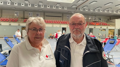 Rosemarie und Dieter Ertz organisieren seit 60 Jahren ehrenamtlich Blutspendeaktionen für das Deutsche Rote Kreuz.