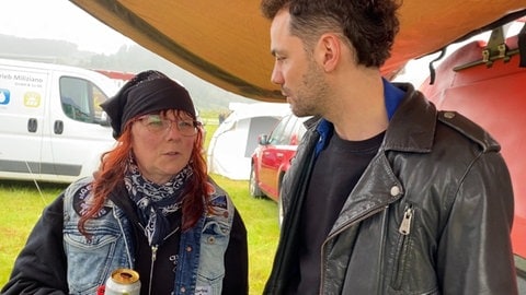 Flo trägt eine ihrer drei Kutten und klärt Sebastian darüber auf, was an seinem Outfit so gar nicht geht - und woran man noch arbeiten kann.