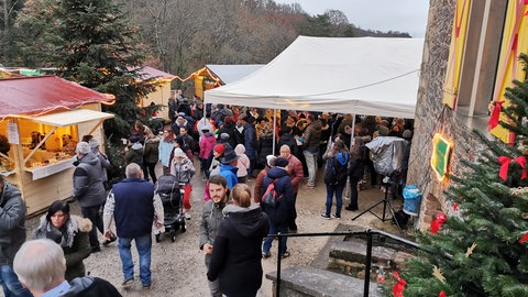 Im Hof von Schloss Oberstein wird es am ersten Adventswochenende romantisch.