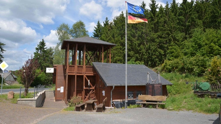 Wenn es über der Erde zu heiß wird, dann fährt man doch einfach unter die Erde: Zum Beispiel ins Besucherbergwerk Mühlenberger Stollen bei Bleialf, wo laut dem betreibenden Verein immer 8 bis 10 Grad herrschen. Im Stollen kann man sich über den ehemaligen Bleierzbergbau informieren. Bis Oktober ist der Stollen sonntags von 14 bis 17 Uhr geöffnet. Erwachsene zahlen fünf Euro, Jugendliche 2,50 Euro, Kinder kommen kostenlos rein.