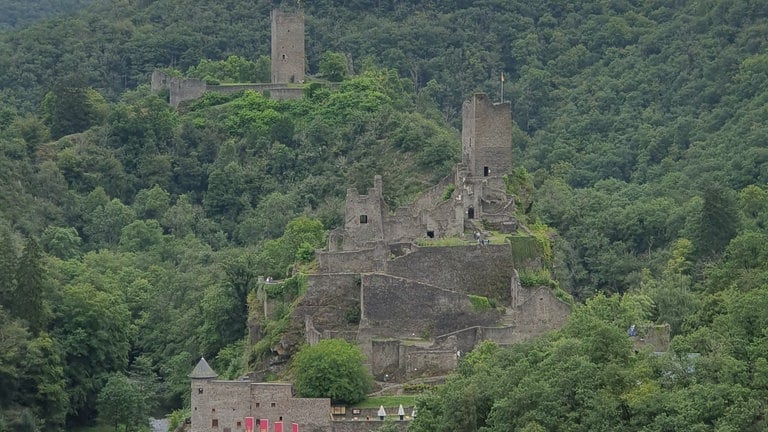 Im Winter ist eine kalte Burg kein Vergnügen, im Sommer dafür ein Segen: In den Manderscheider Burgen und ihren Gewölbekellern herrschen nach Auskunft der Betreiber auch im Sommer angenehme 19 bis 22 Grad. Grund ist die nahe Lieser, die für Abkühlung sorgt. Die Oberburg ist ganzjährig frei zugänglich, Eintritt muss nicht gezahlt werden. Die Niederburg ist von März bis Oktober täglich zwischen 11 und 17 Uhr geöffnet.