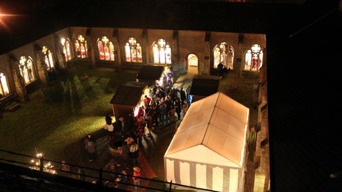 Der illuminierte Kreuzgang der Kyllburger Stiftskirche gibt dem Weihnachtsmarkt "Adventlicher Stiftsberg" die besondere Atmosphäre.