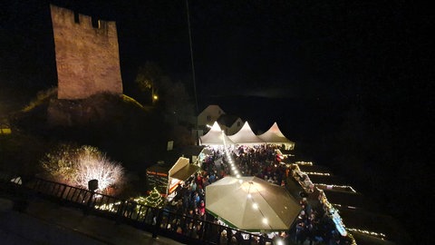 Der Turm der Dasburg im Eifelkreis Bitburg-Prüm bildet die Kulisse für den traditionellen Weihnachtsmarkt des Musikvereins 1899 Dahnen-Dasburg.