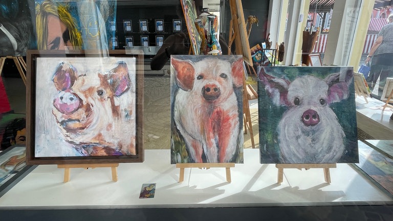 Farbenfrohe Schweineportraits in einer Wittlicher Kunstgalerie zur Säubrennerkirmes