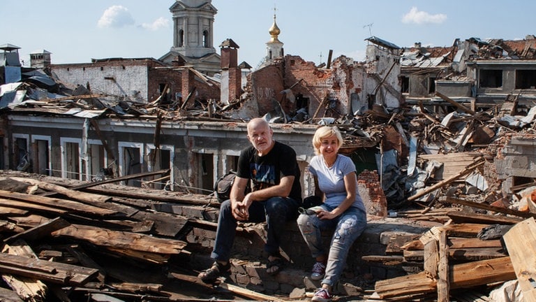 Olena Dolzhenko (rechts) ist als Kriegsfotografin akkreditiert und liefert aktuelle Bilder. Volodymyr Ogloblins (links) Fotos der schönen Seite der Ukraine sind vor dem Krieg entstanden.