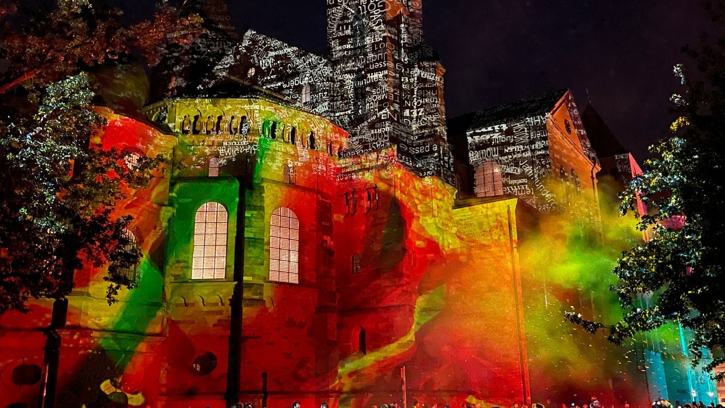 Viele bunt beleuchtete Gebäude bei der Illuminale Trier 2023