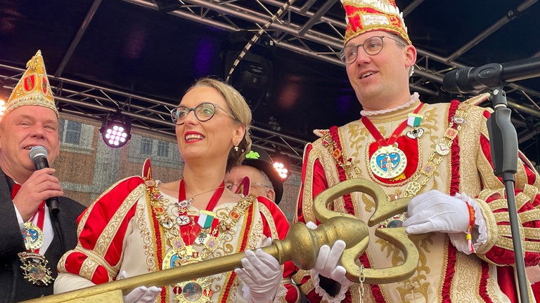 So wird der Weiberdonnerstag am Hauptmarkt in Trier gefeiert.