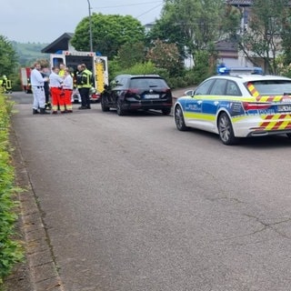 Ein Mann muss sich wegen eines Totschlags und eines versuchten Totschlags vor dem Landgericht Trier verantworten. Der Anfang-30-Jährige wurde nach der Tat an Pfingstsonntag in Zemmer in einer psychiatrischen Einrichtung untergebracht.