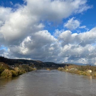 Ein Blick von der Römerbrücke in Trier im November. 