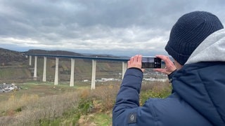 Seit 5 Jahren überquert die umstrittene Hochmoselbrücke die Mosel bei Zeltingen-Rachtig. Was Kritiker und Befürworter heute über den Bau denken