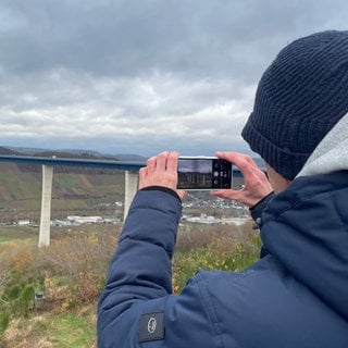 Seit 5 Jahren überquert die umstrittene Hochmoselbrücke die Mosel bei Zeltingen-Rachtig. Was Kritiker und Befürworter heute über den Bau denken