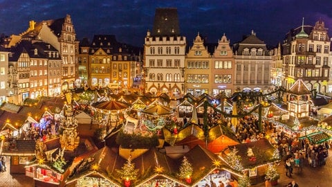 Der Weihnachtsmarkt in Trier ist ein Publikumsmagnet für viele Menschen aus der Region. 