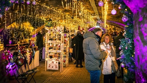 Wer den Weihnachtsmarkt in Traben-Trarbach besuchen will, muss tief unter die Erde. 