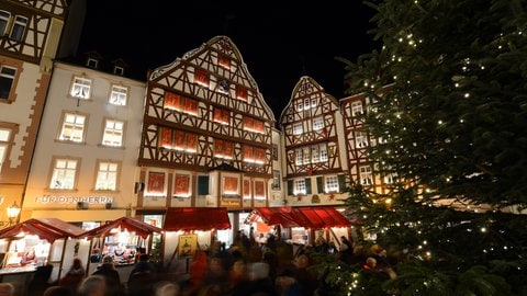 Der Weihnachtsmarkt in Bernkastel-Kues: einer der schönster und größten in der Region Trier. 