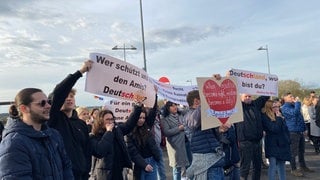 Rund 200 Menschen demonstrieren in Spangdahlem gegen das Urteil des US-Militärgericht im Prozess um den tödlichen Messerangriff von Wittlich.