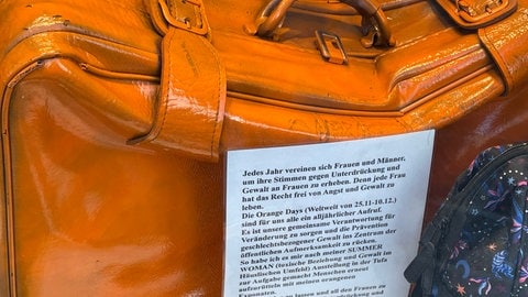 Ein orangefarbener Koffer in einem Trierer Taschengeschäft zum Orange Day - internationaler Aktionstag gegen Gewalt an Frauen