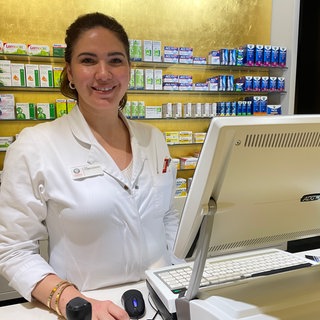 Apothekerin Lana Othman-Haghour bei der Arbeit in der Apotheke